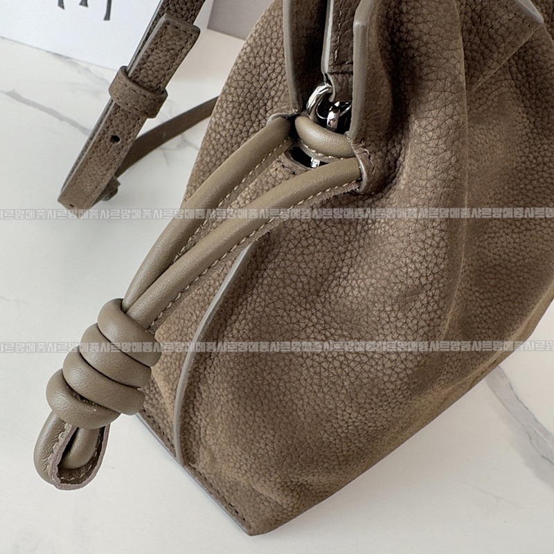 로에베캣츠프라멩코크러치백미니 20260718 134501 008.jpg