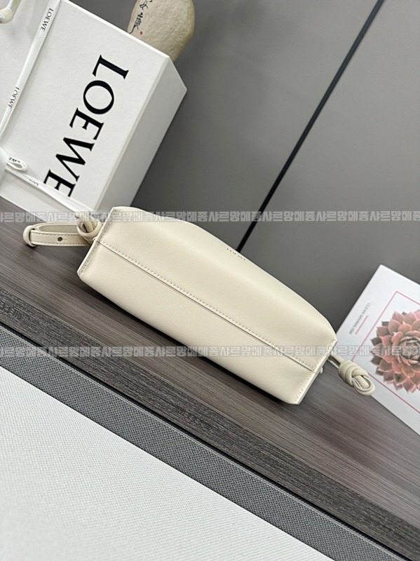 로에베캣츠프라멩코크러치백미니 20260718 134505 036.jpg