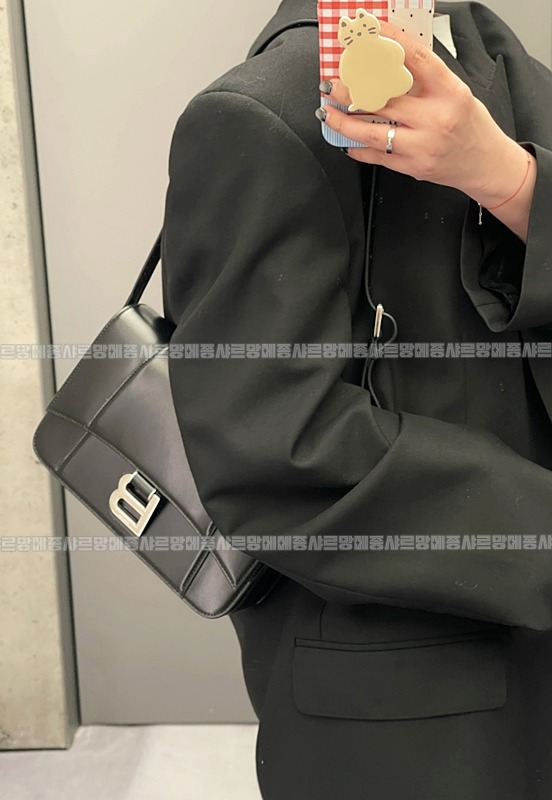 발렌시아가아워글래스플랩백라지  20260723 164411 001.jpg