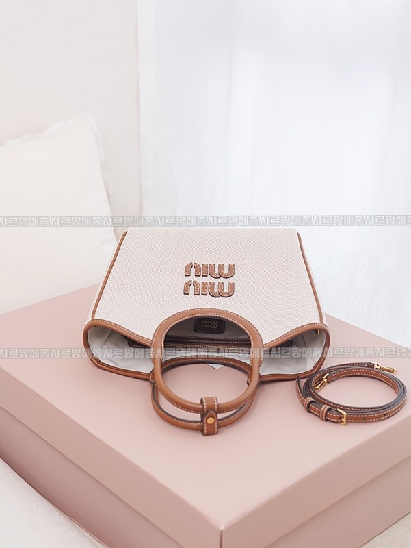 미우미우아이비캔버스앤레더백  20260822 125137 006.jpg