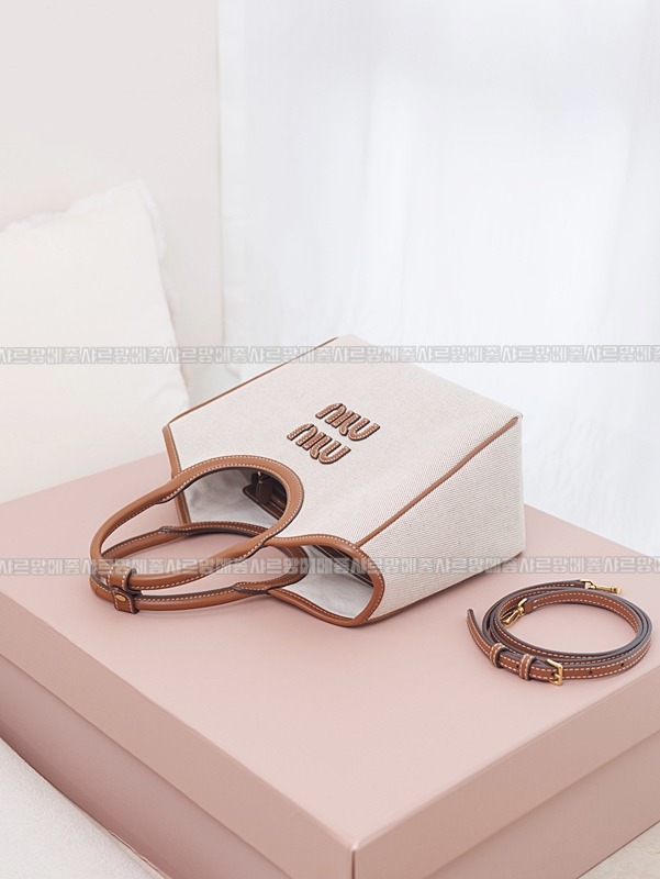 미우미우아이비캔버스앤레더백  20260822 125138 007.jpg