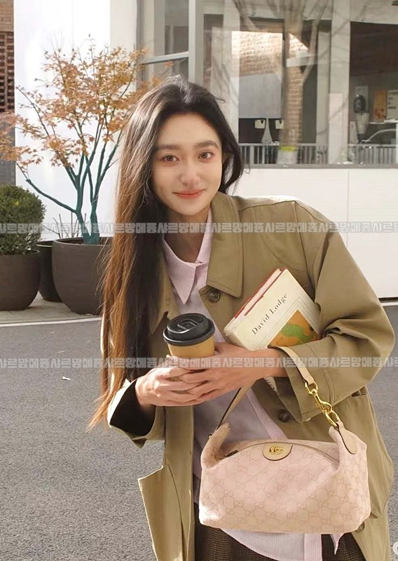 구찌베니티미디움탑핸들백 20260825 130436 022.jpg