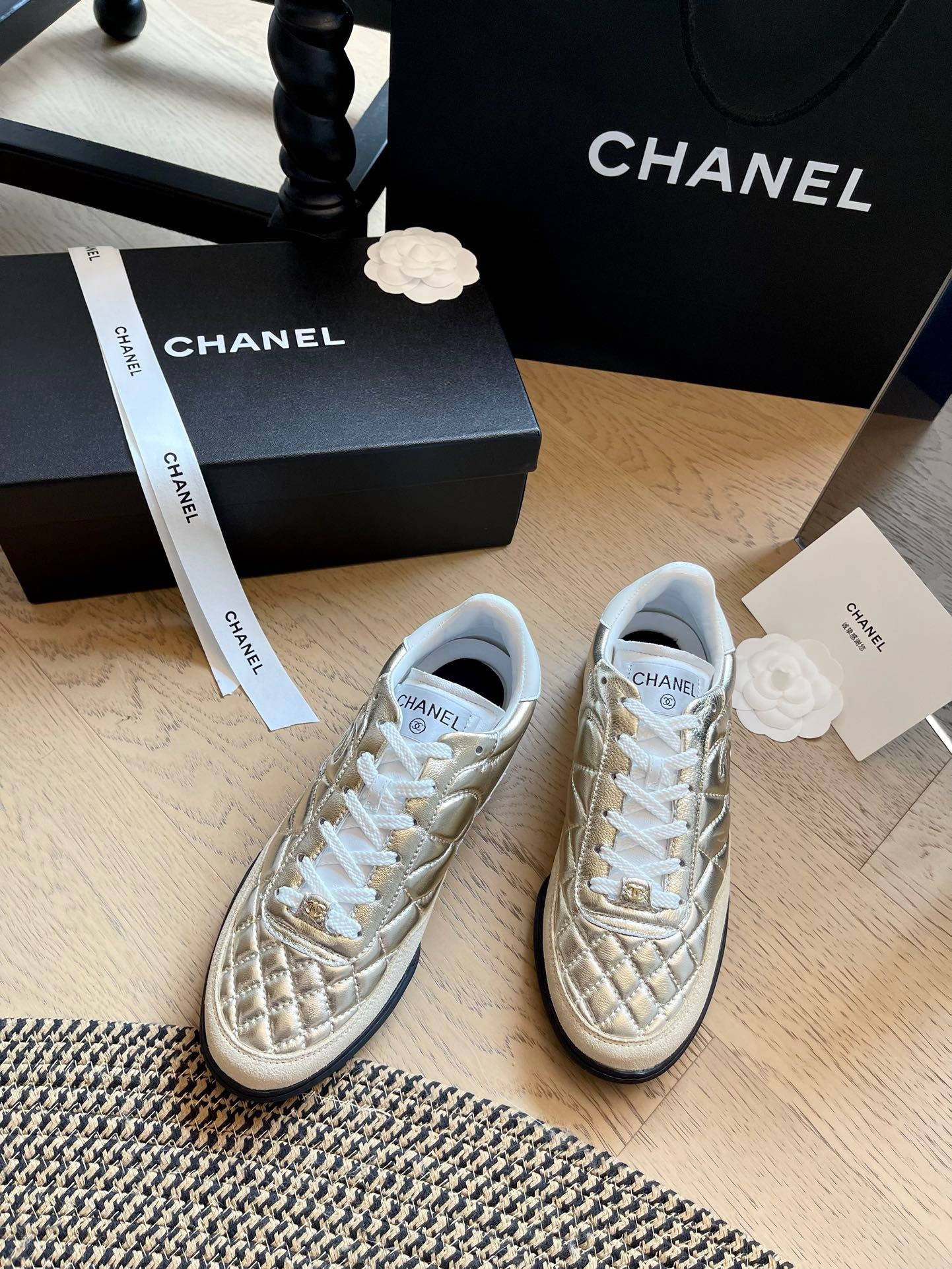 샤넬 퀄팅 트레이너 스니커즈 골드