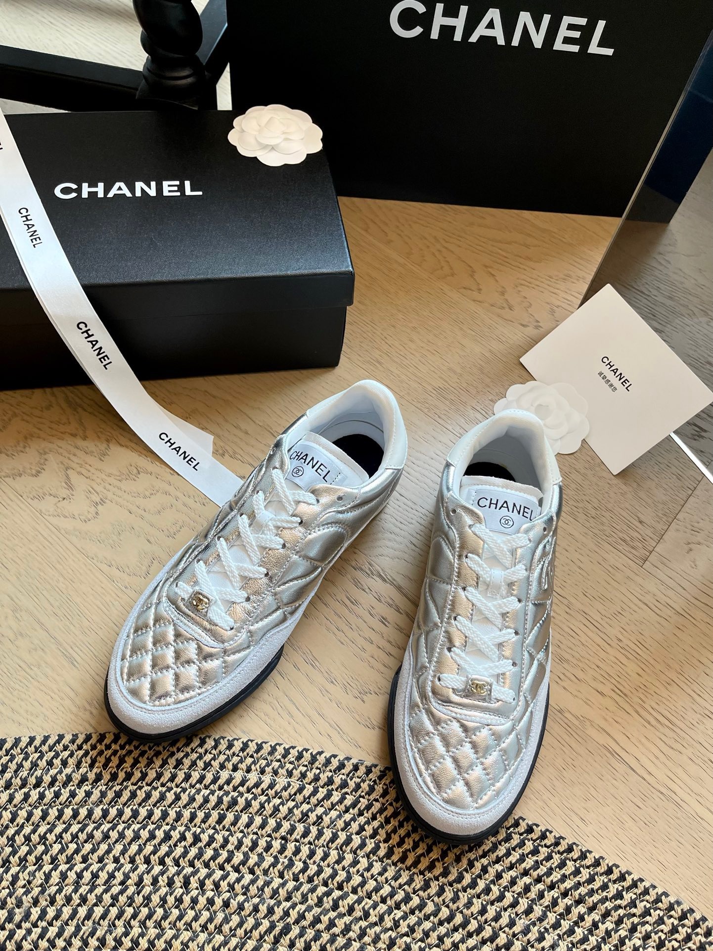 샤넬 퀄팅 트레이너 스니커즈 실버