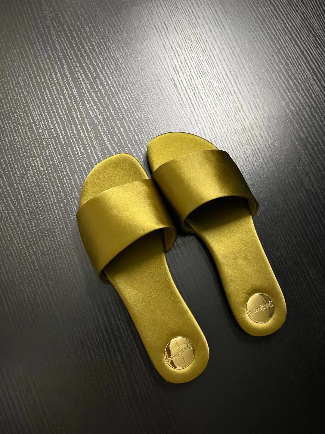 생로랑 칼라일 슬리퍼