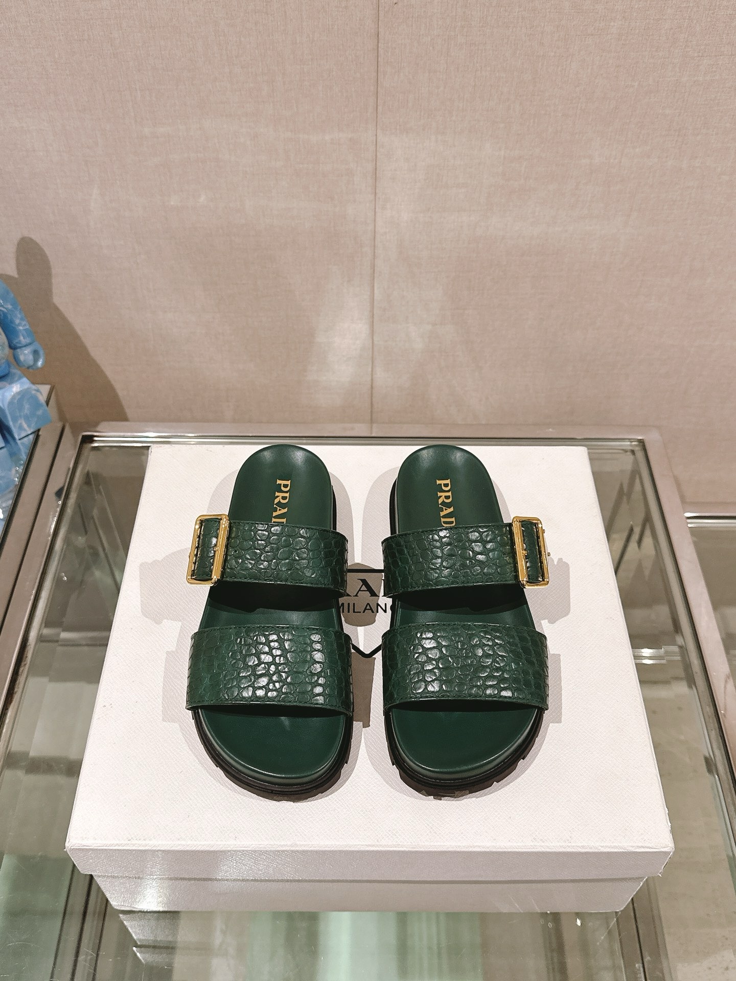 프라다 악어무늬 슬리퍼