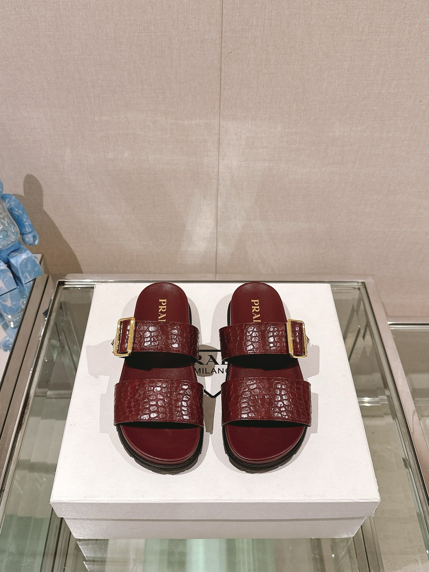 프라다 악어무늬 슬리퍼