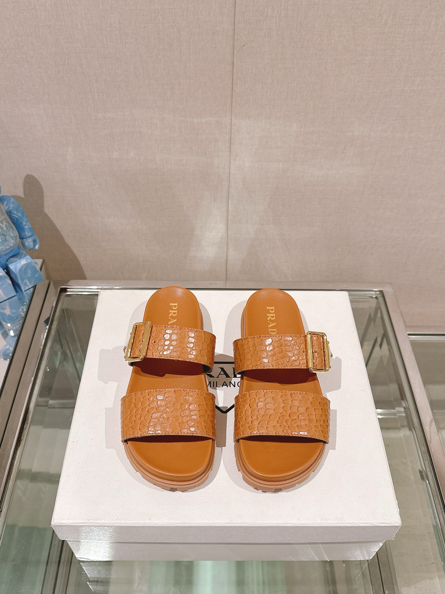 프라다 악어무늬 슬리퍼