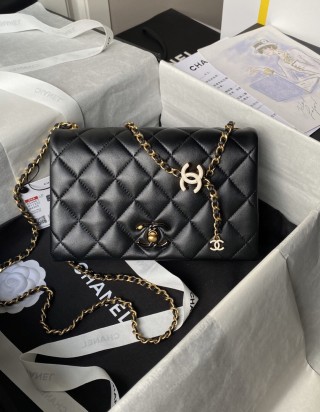 샤넬 24A 공방 스몰 플랩 백 에나멜 CC로고 체인 크로스 블랙 램스킨