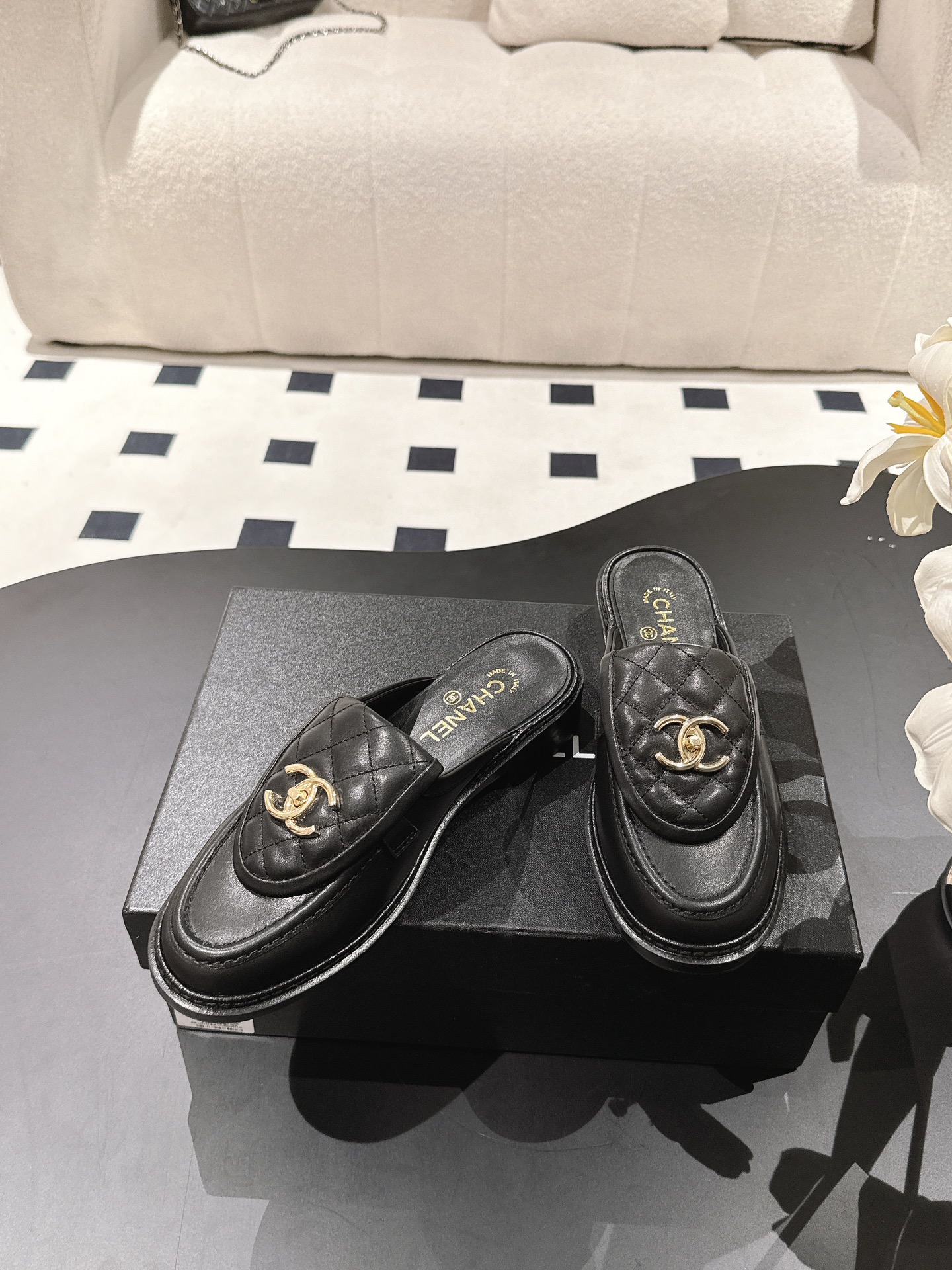 샤넬  CC로고 턴락 퀼팅 뮬 블로퍼