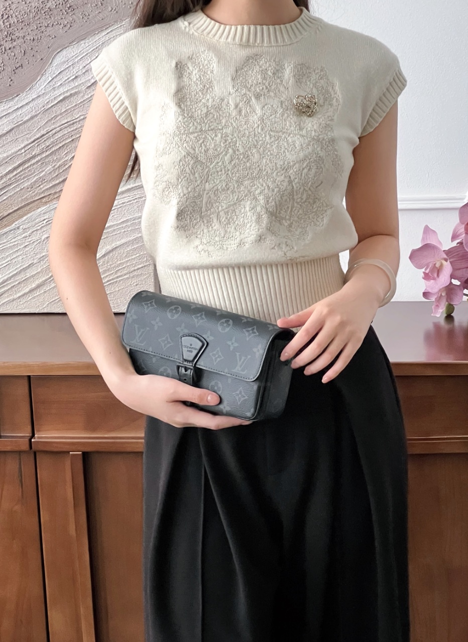 루이비통 몽수리 웨어러블 월릿 크로스백
