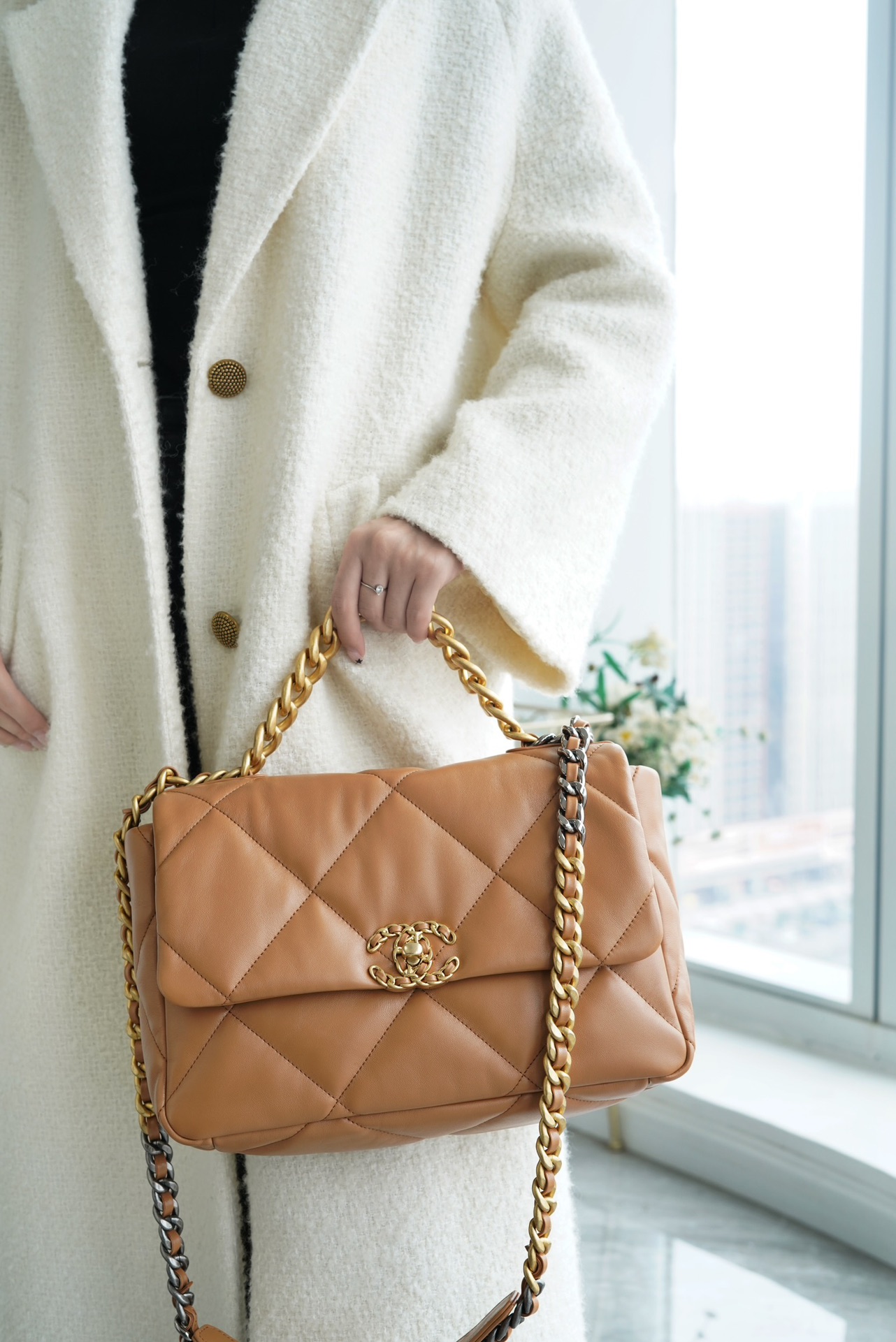 샤넬 19 플랩백 미디움