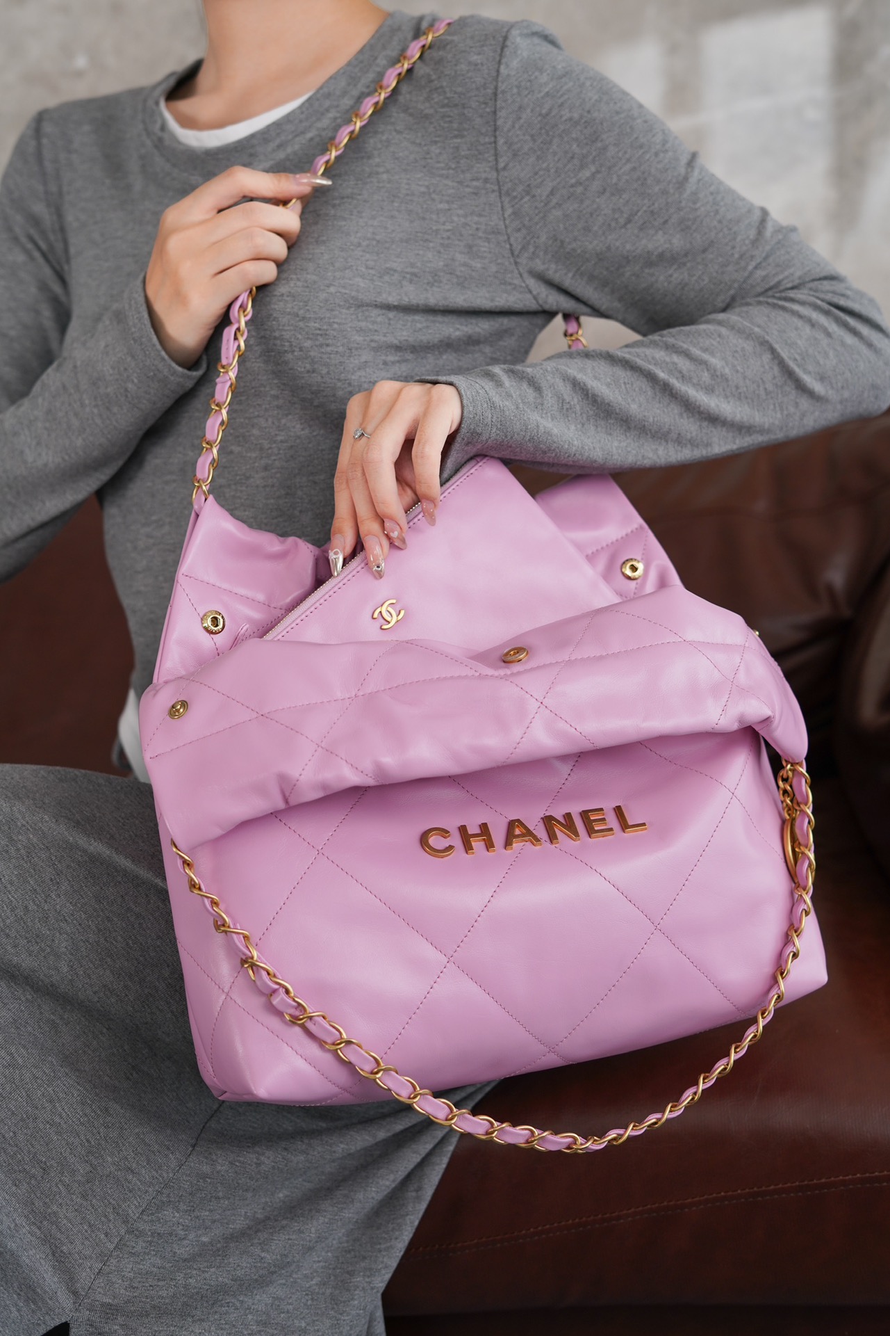 샤넬 22P 핸드백 미디움 필크