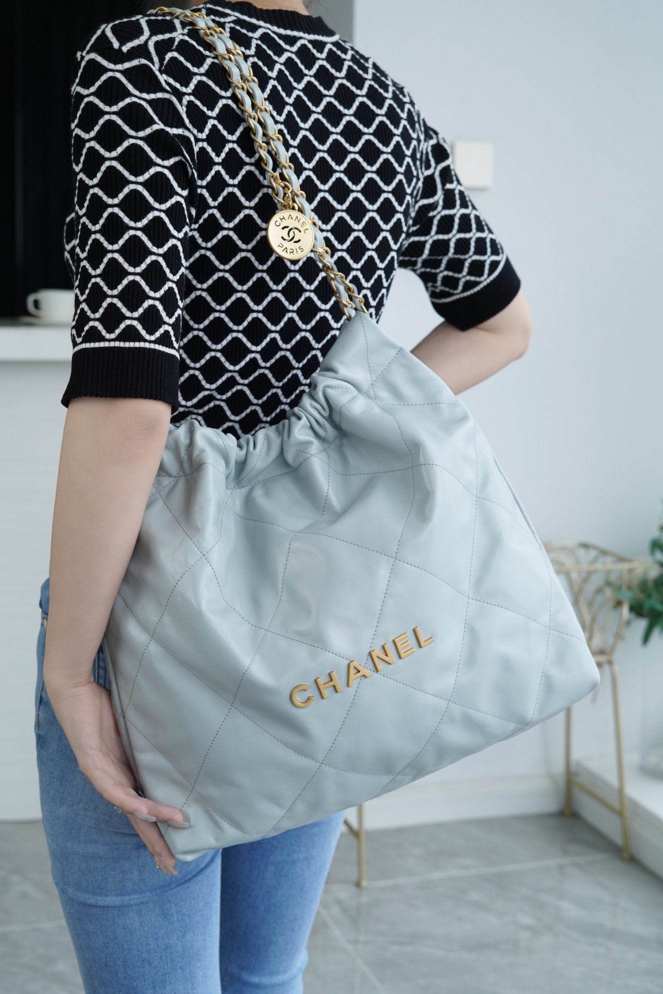 샤넬 22 핸드백 미디움 스카이블루