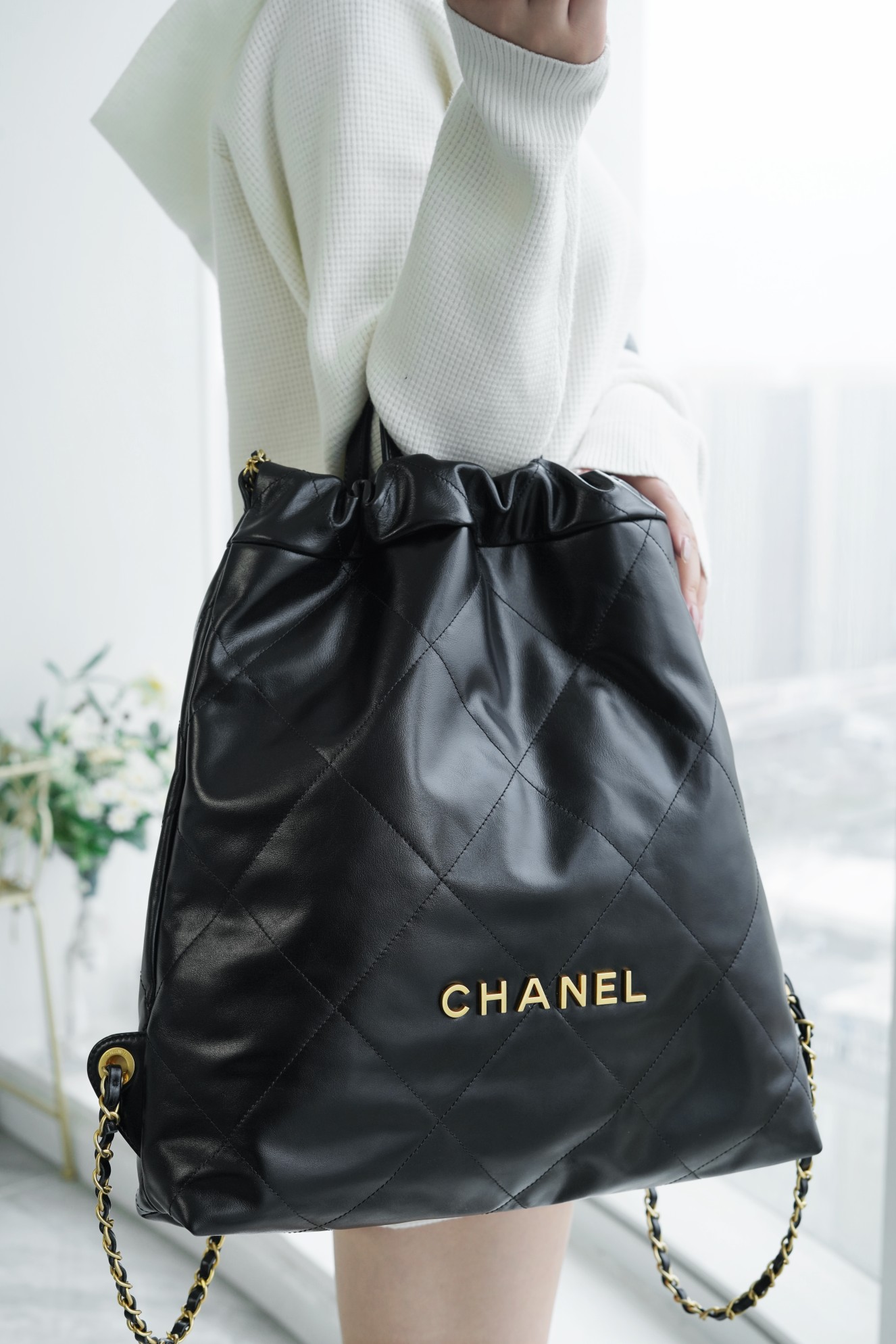 샤넬 22 백팩 라지 블랙 금장