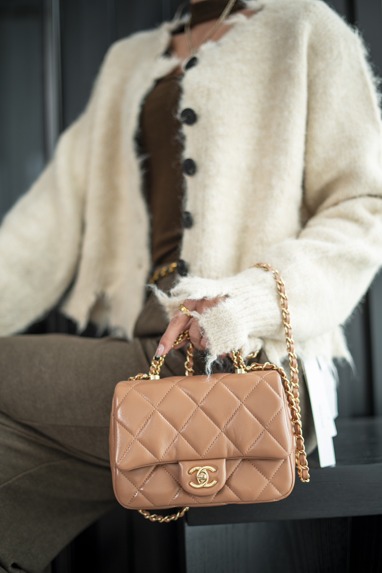 샤넬 24B 체인 핸들 스몰 플랩 백