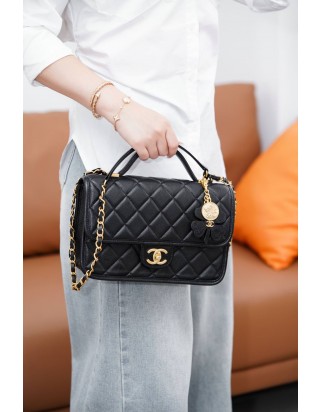 샤넬 핸들 장식의 플랩 백