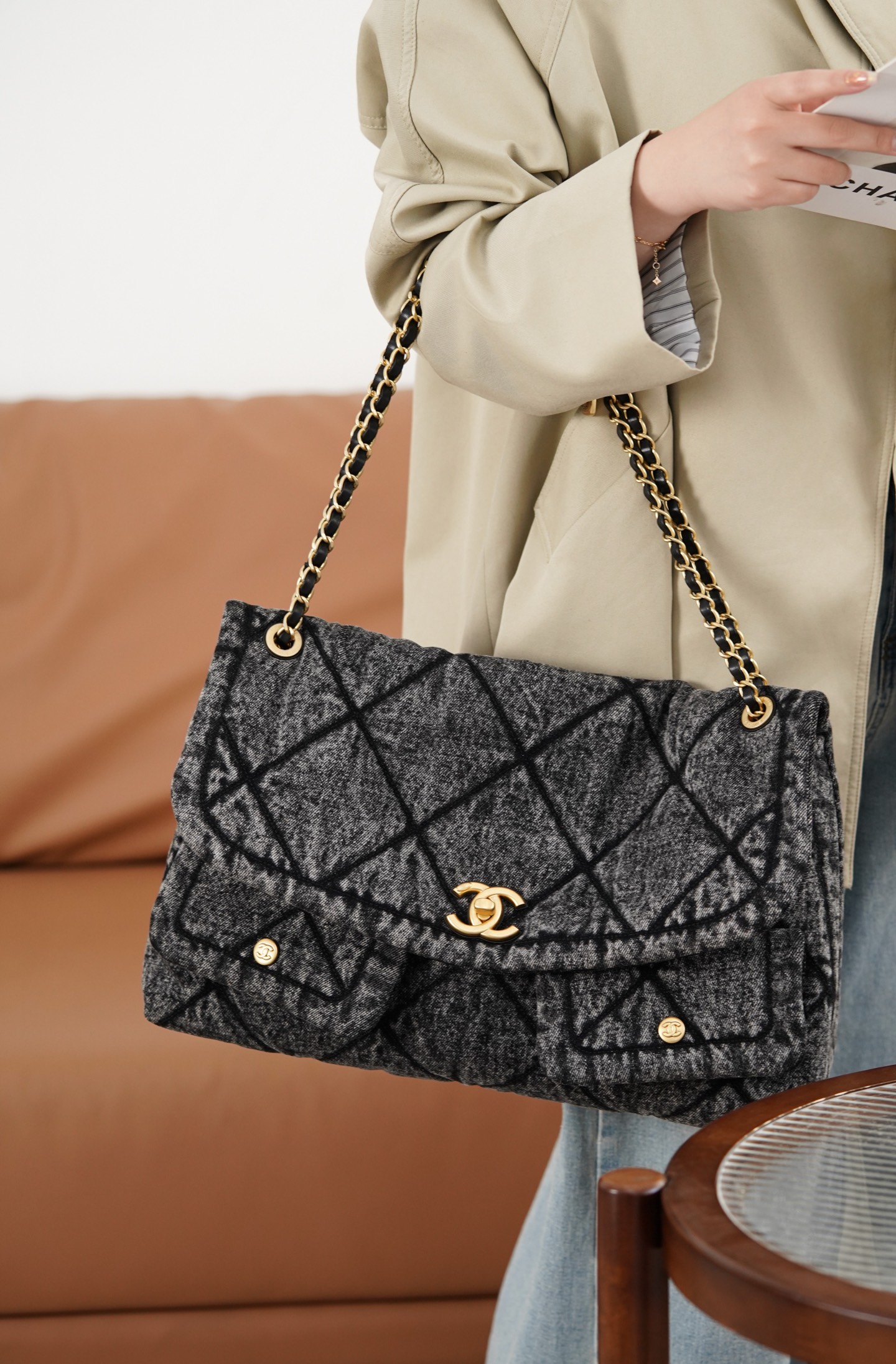 샤넬 워시드 데님 맥시 플랩 백