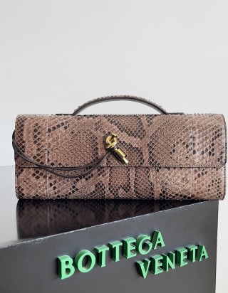 보테가 베네타 뱀 가죽 클러치 백