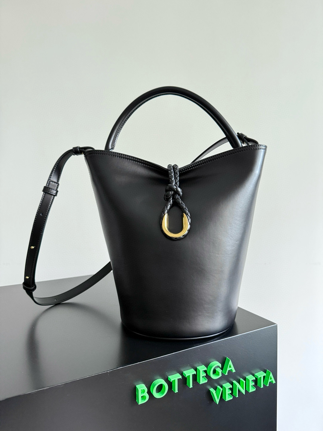 보테가 베네타 리베르타 버킷 백 라지