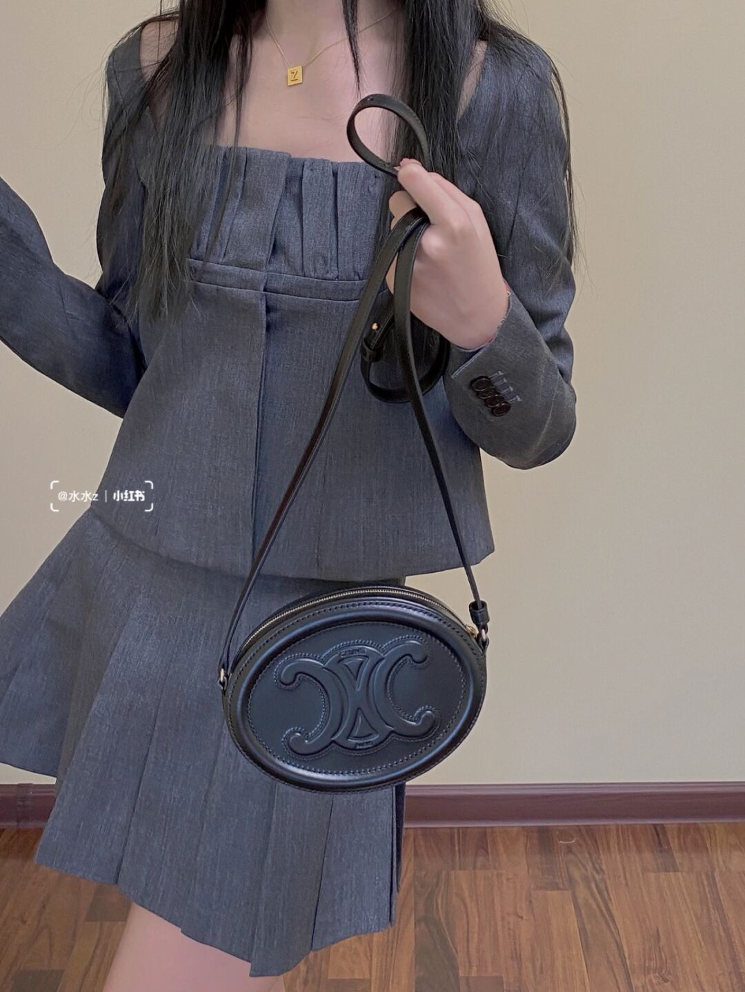 셀린느 오벌 펄스 퀴르 크로스 비치 백