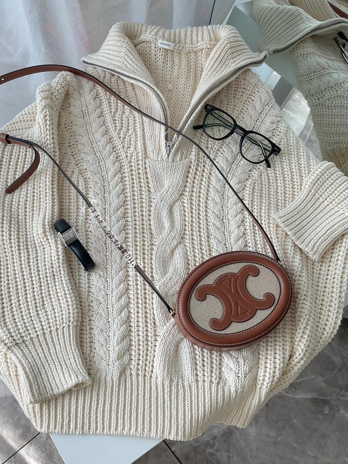 셀린느 오벌 펄스 퀴르 크로스 비치 백