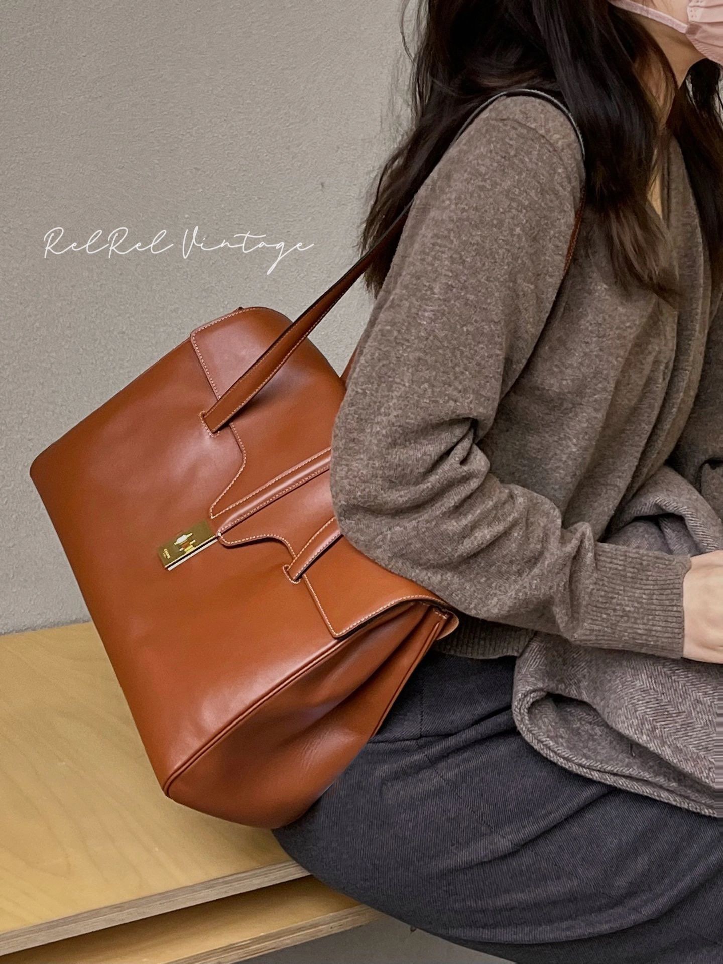 셀린느 미디움 소프트 16