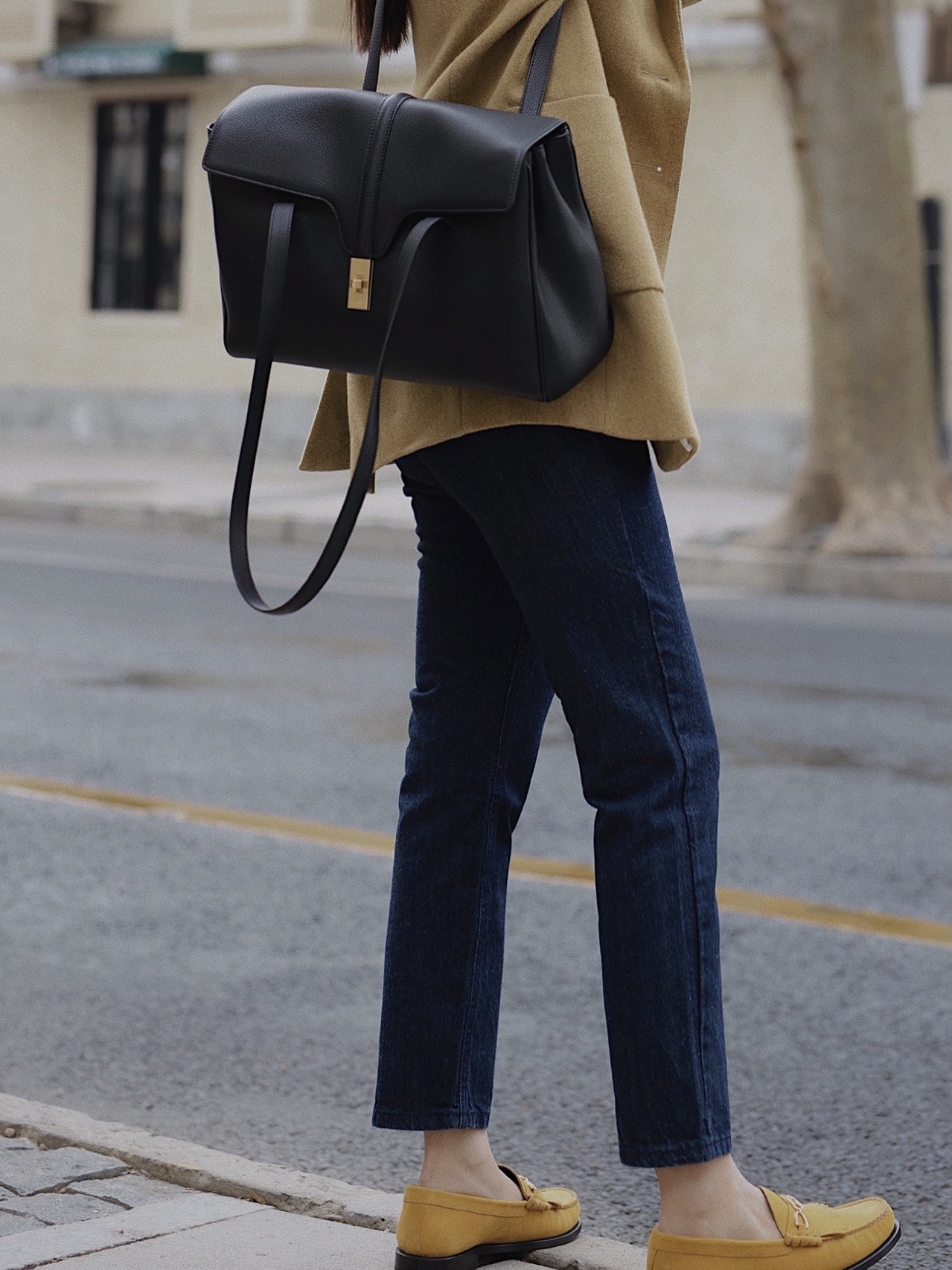 셀린느 미디움 소프트 16