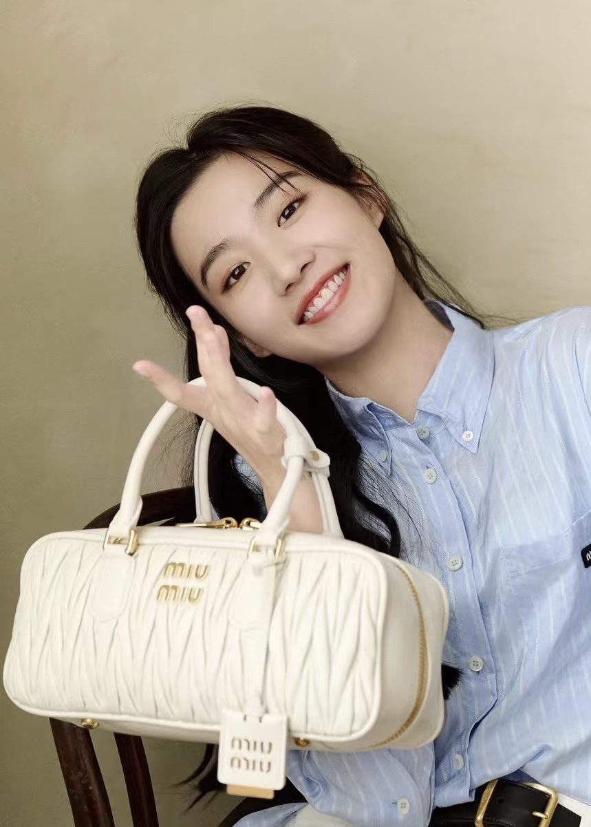 미우미우 아르카디 마테라세 나파 가죽 백 미디움