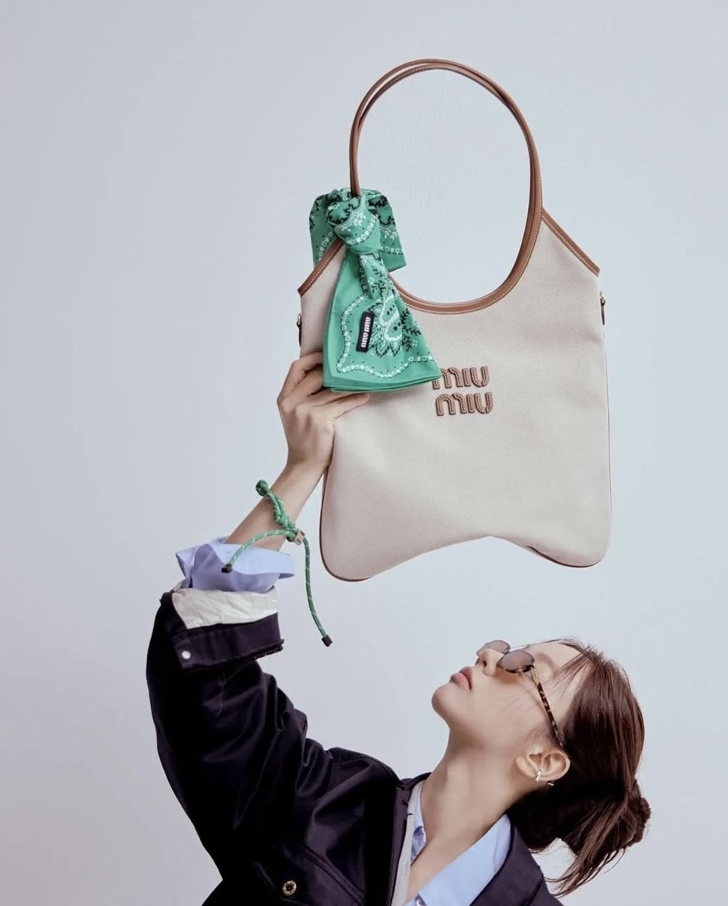 미우미우 아이비 캔버스 토트 백 라지