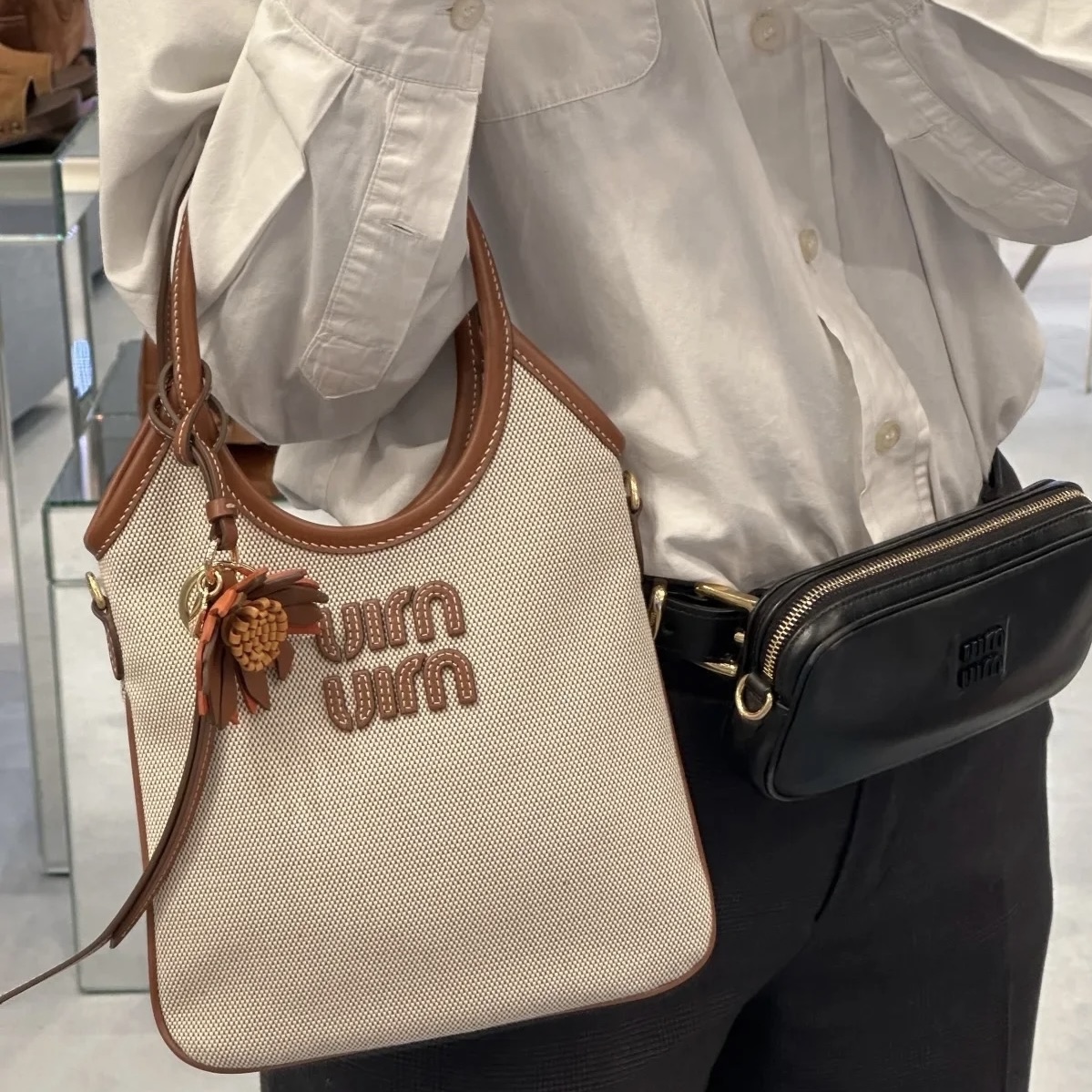 미우미우 아이비 캔버스 토트 백 스몰