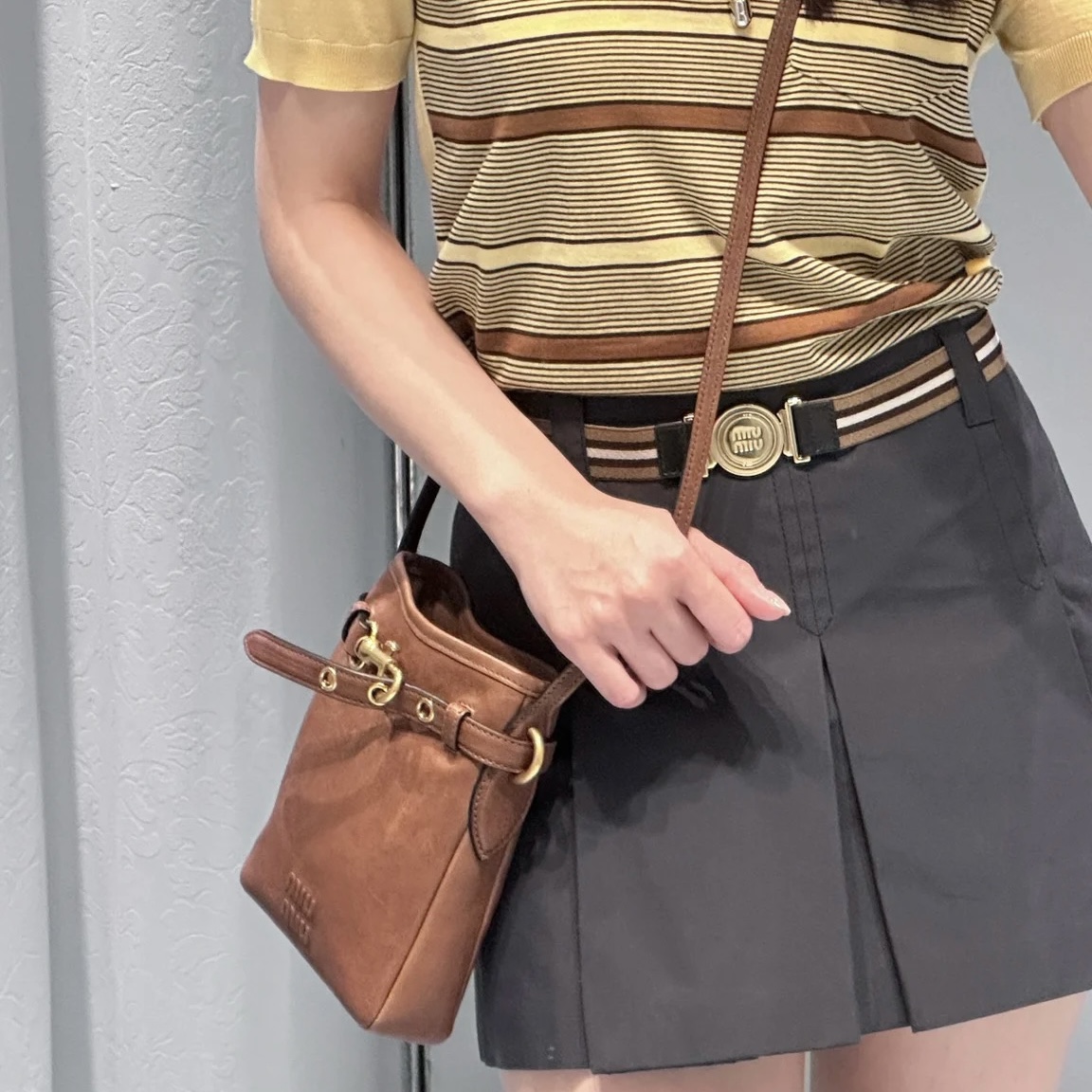 미우미우 나파 가죽 파우치 크로스백