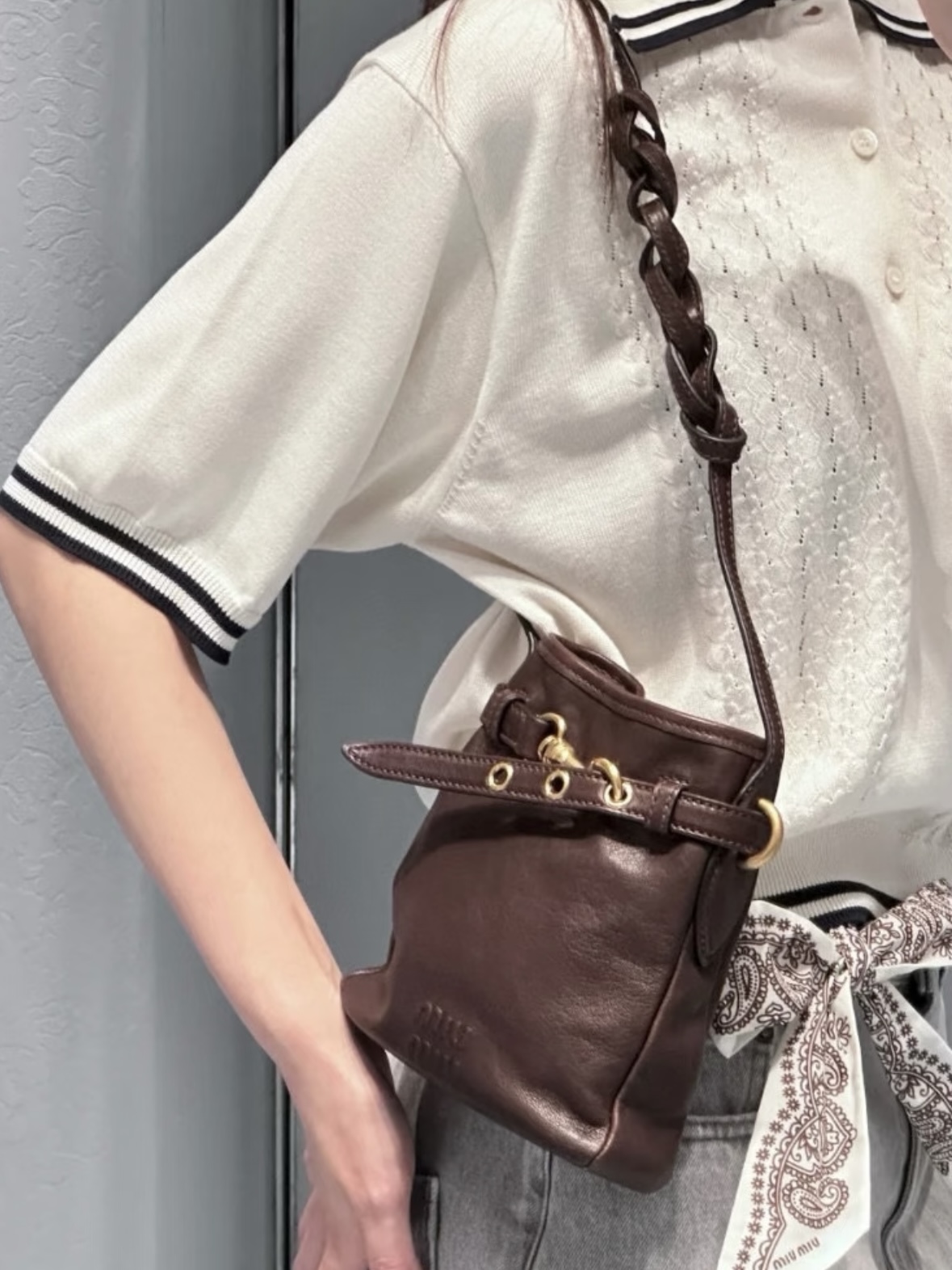 미우미우 나파 가죽 파우치 크로스백