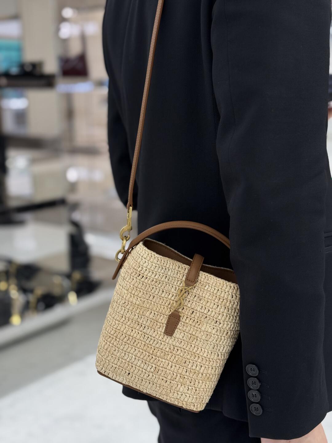 생로랑 르 37 미니 라피아 버킷 백