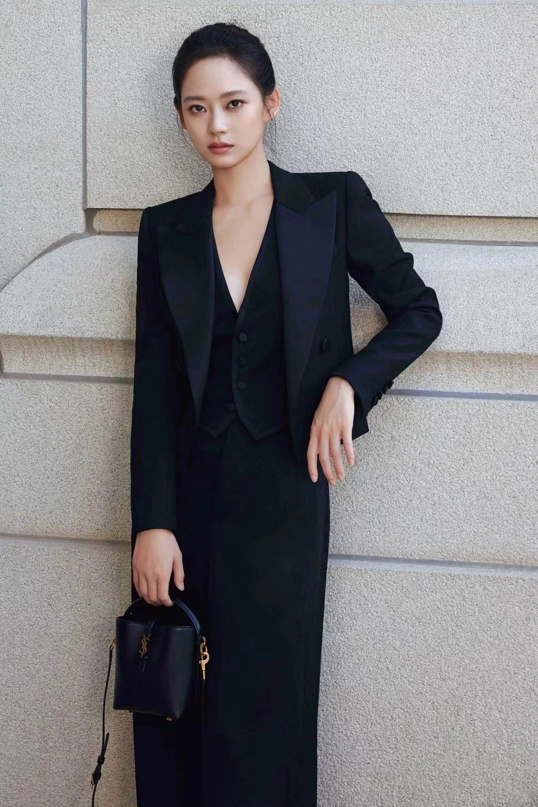 생로랑 르 37 미니 라피아 버킷 백