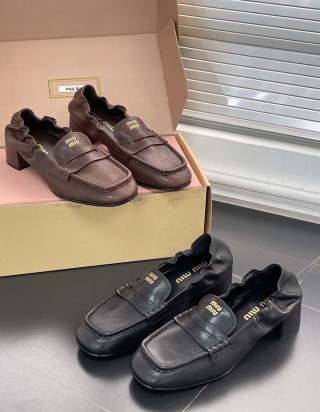 미우미우 엠보시드 로고 로퍼