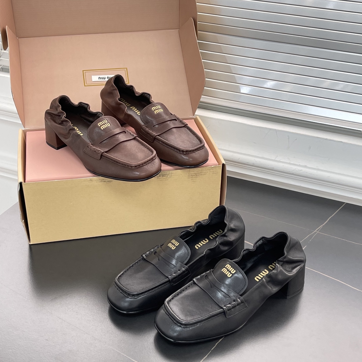 미우미우 엠보시드 로고 로퍼