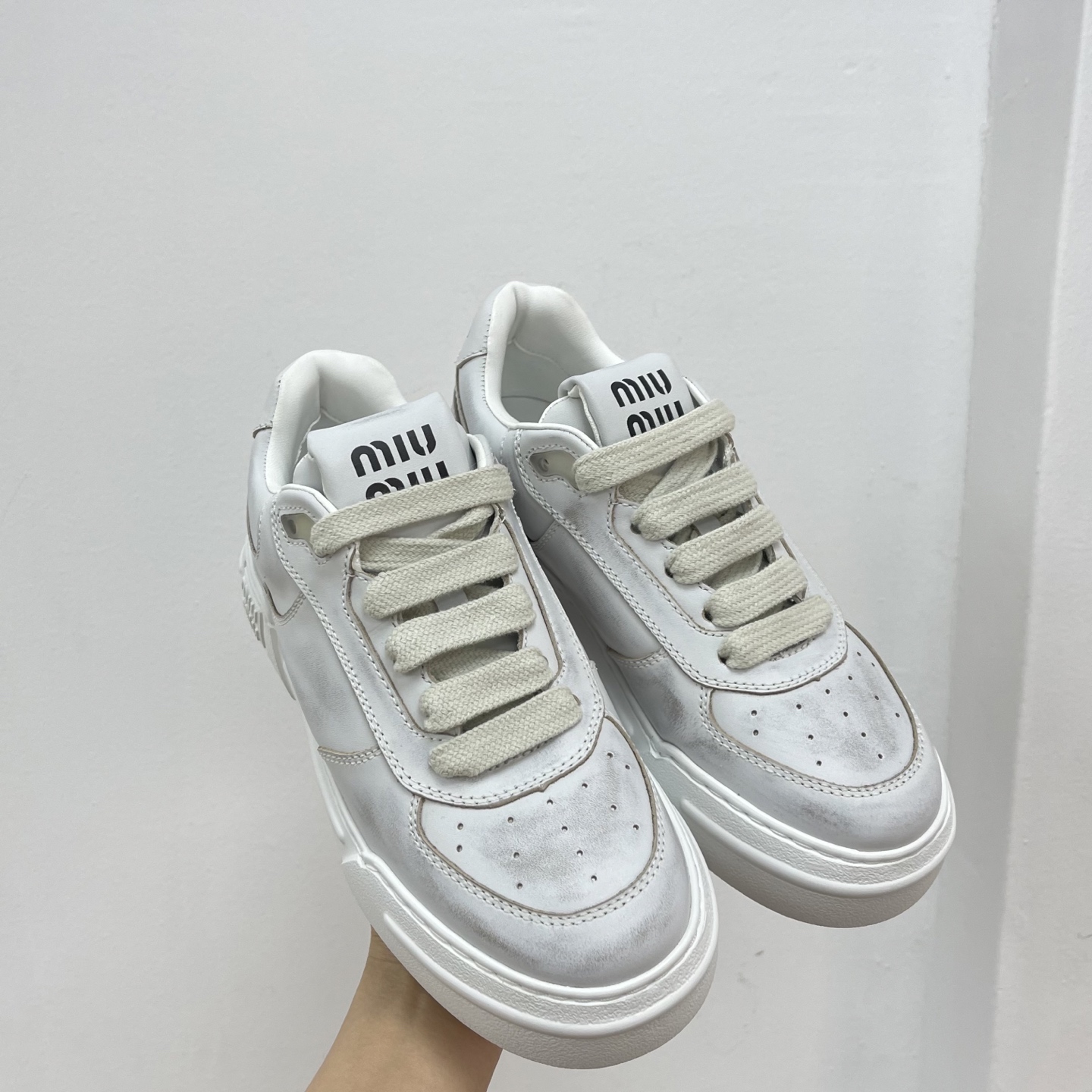 미우미우 블리치드 스니커즈