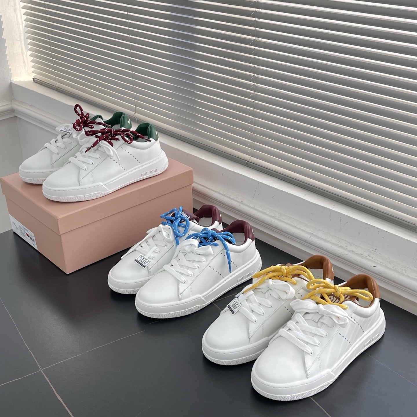 미우미우 레더 스니커즈 화이트