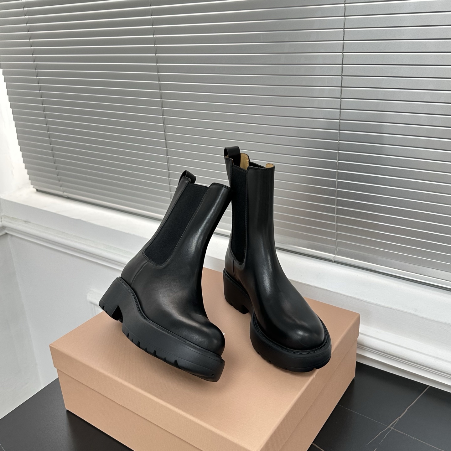 미우미우 레더 부티 앵클 부츠