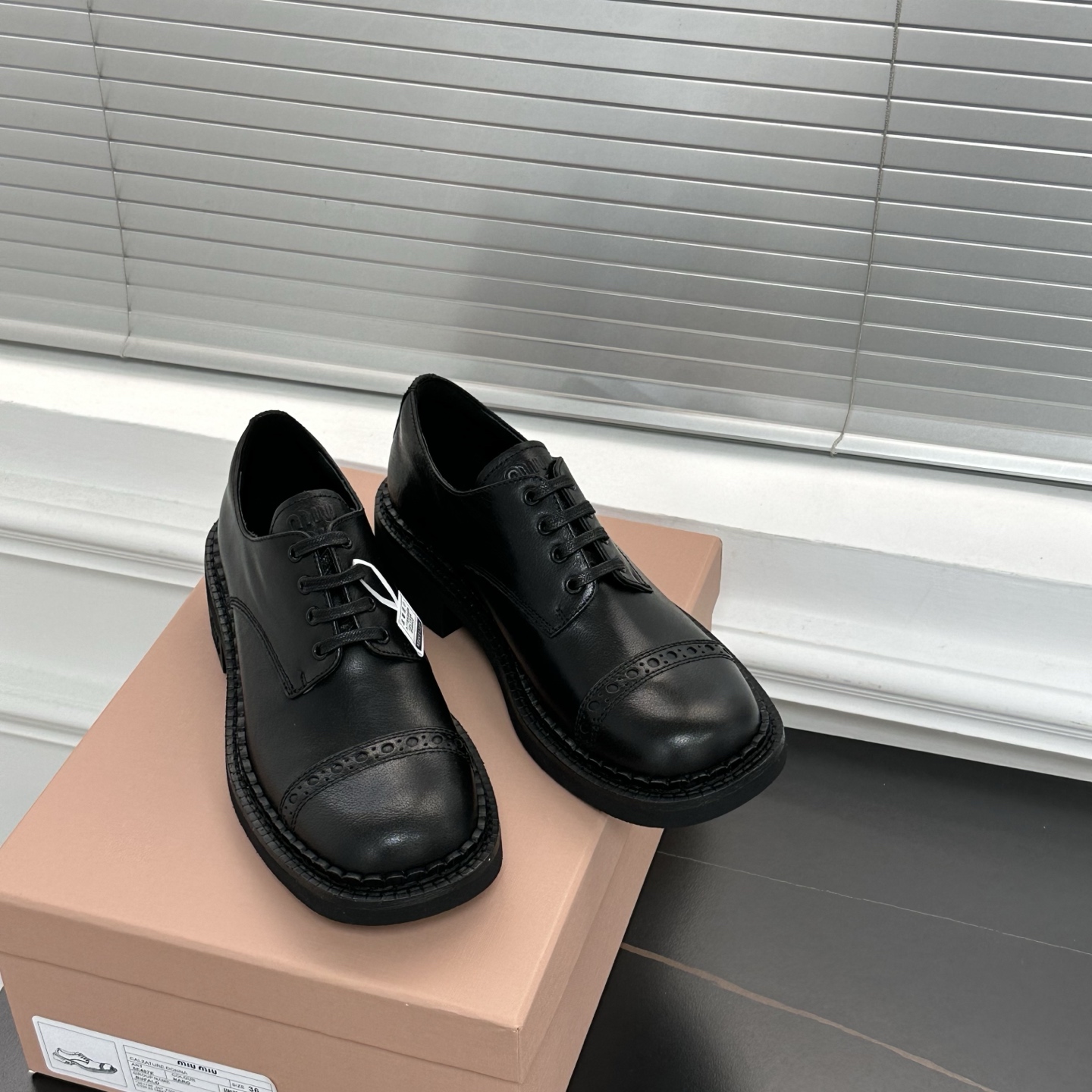 미우미우 레더 브로그 슈즈