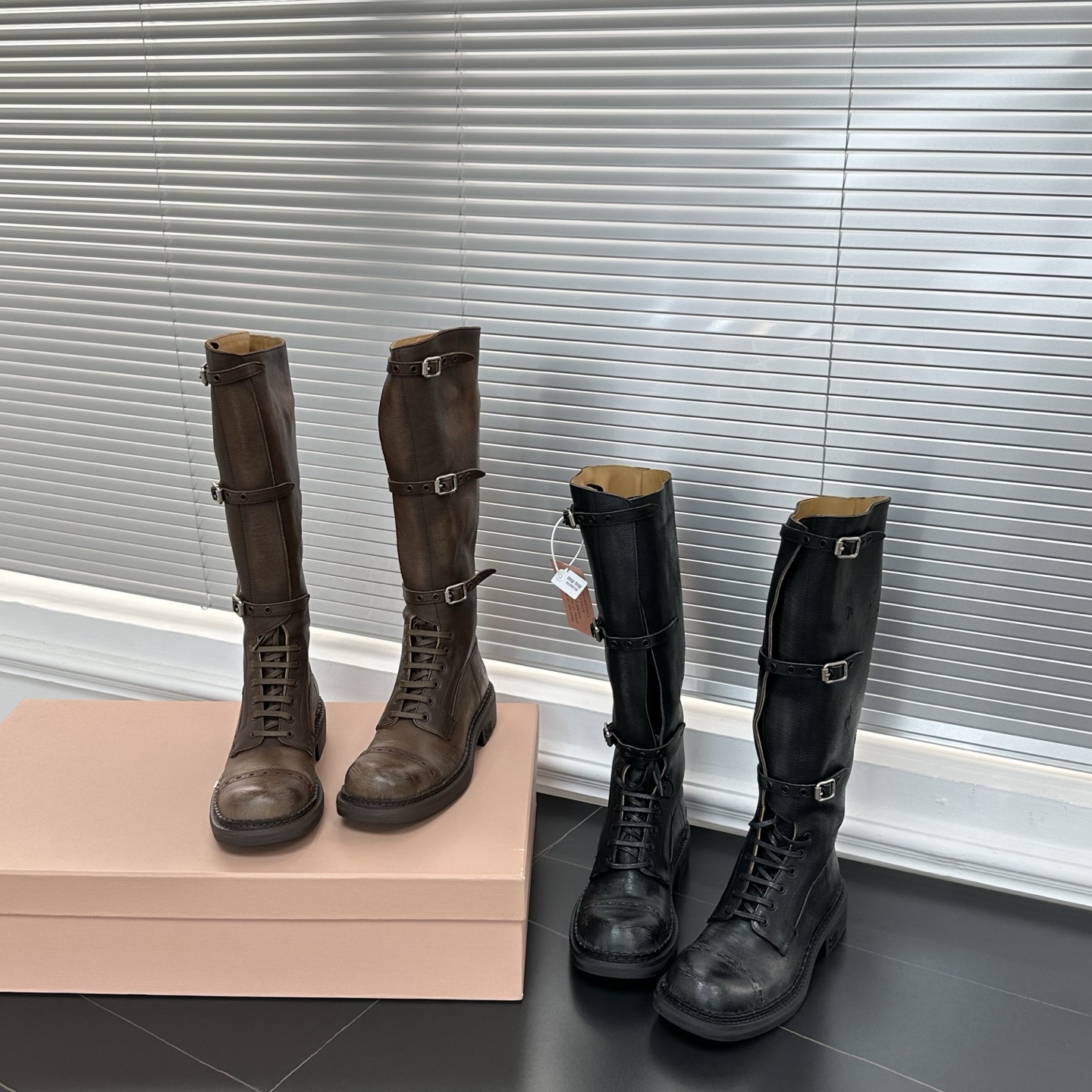 미우미우 멀티 버클 가죽 부츠