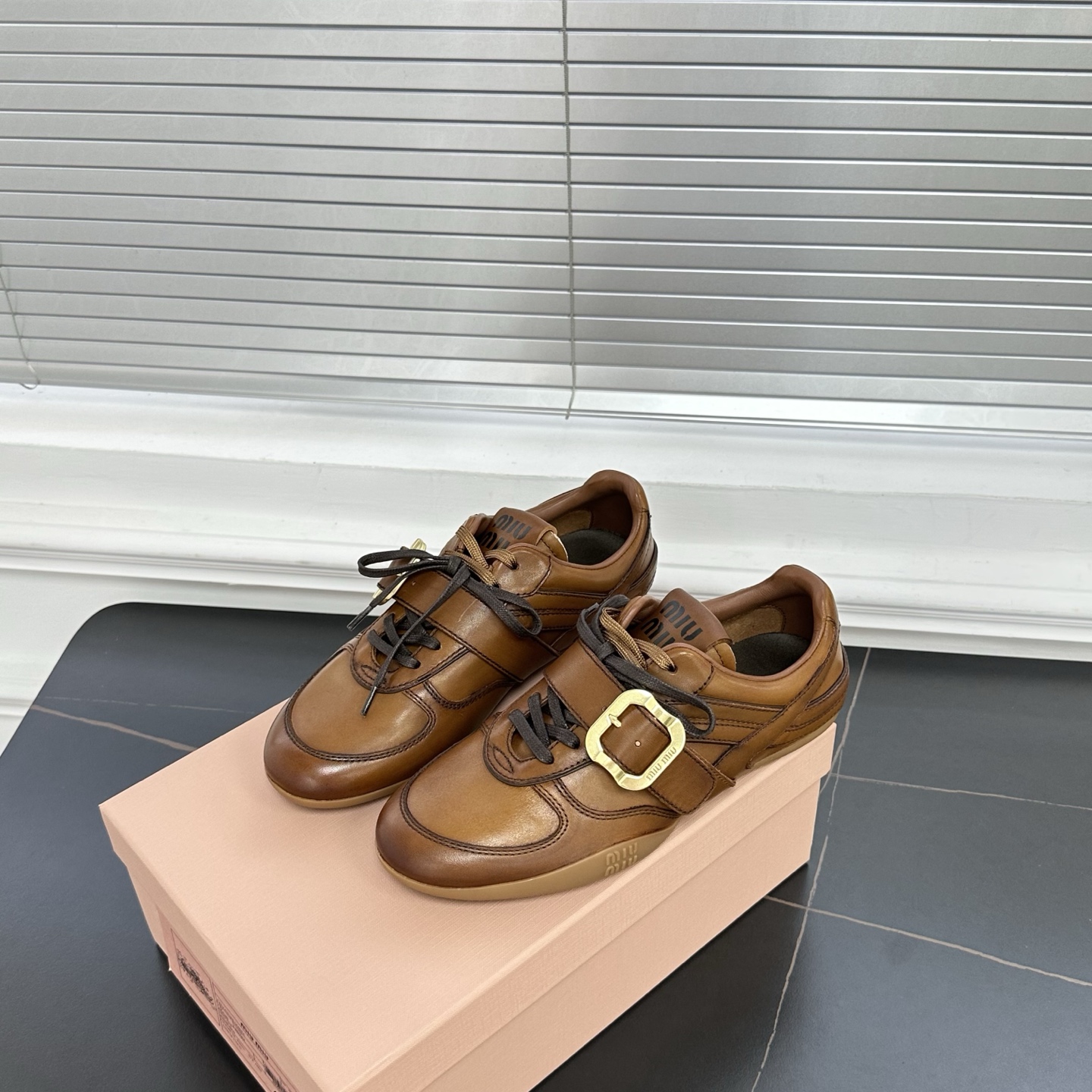 미우미우 버클 스트랩 레더 스니커즈