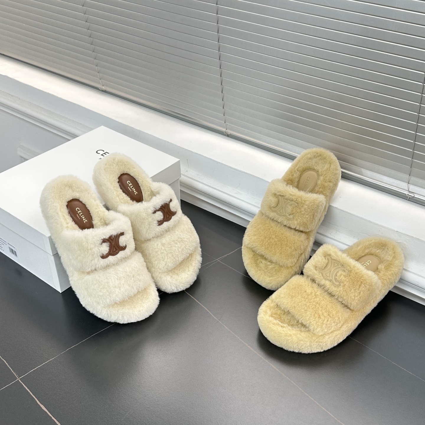 셀린느 시어링 퍼 슬라이드 샌들