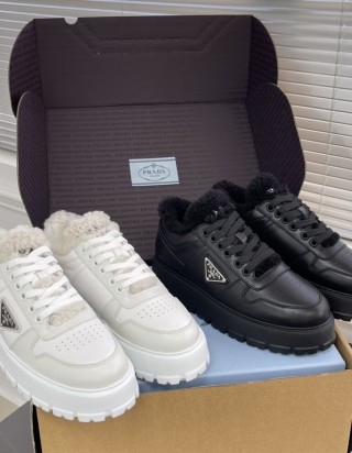 프라다 레더&시어링 스니커즈