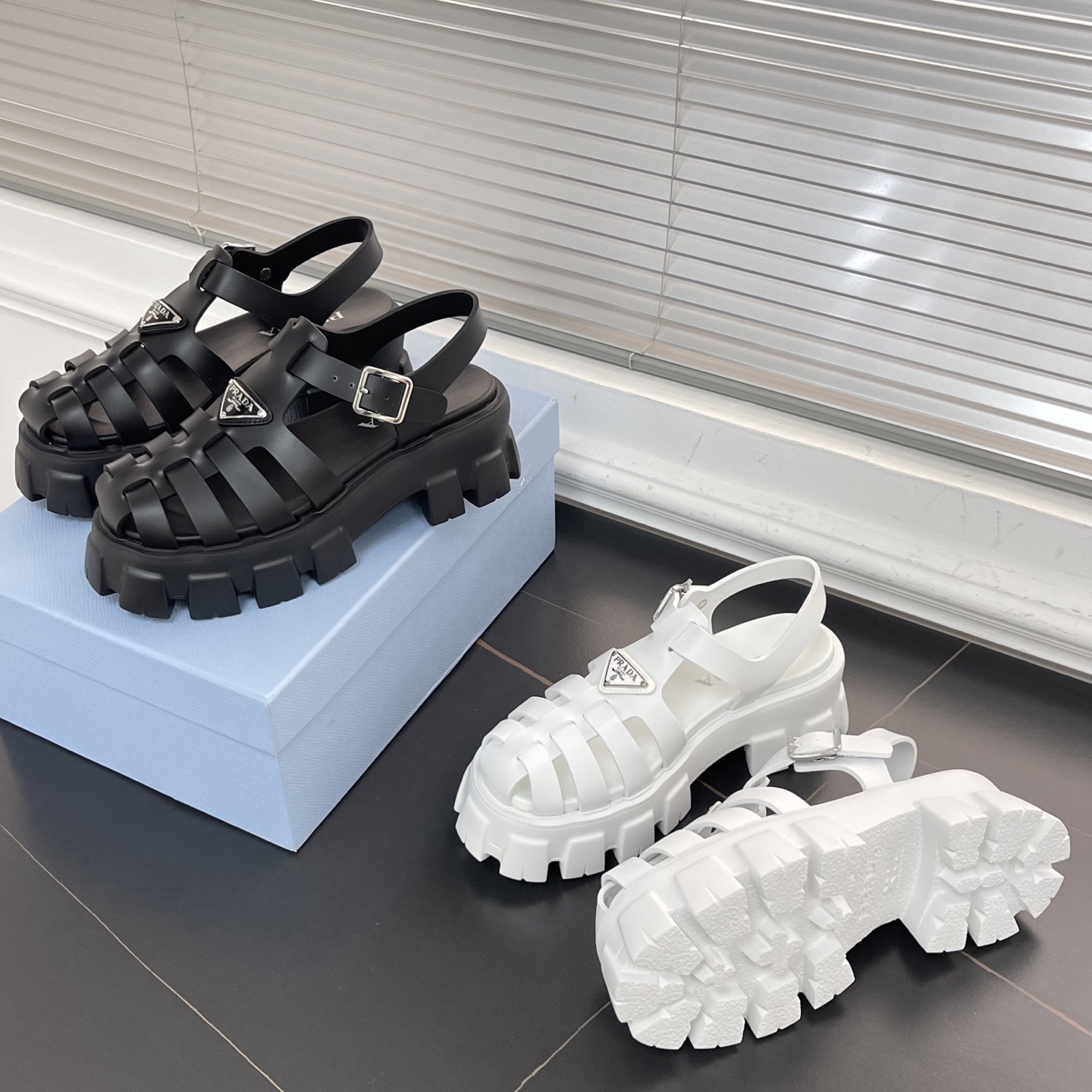 프라다 모놀리스 러버 샌들