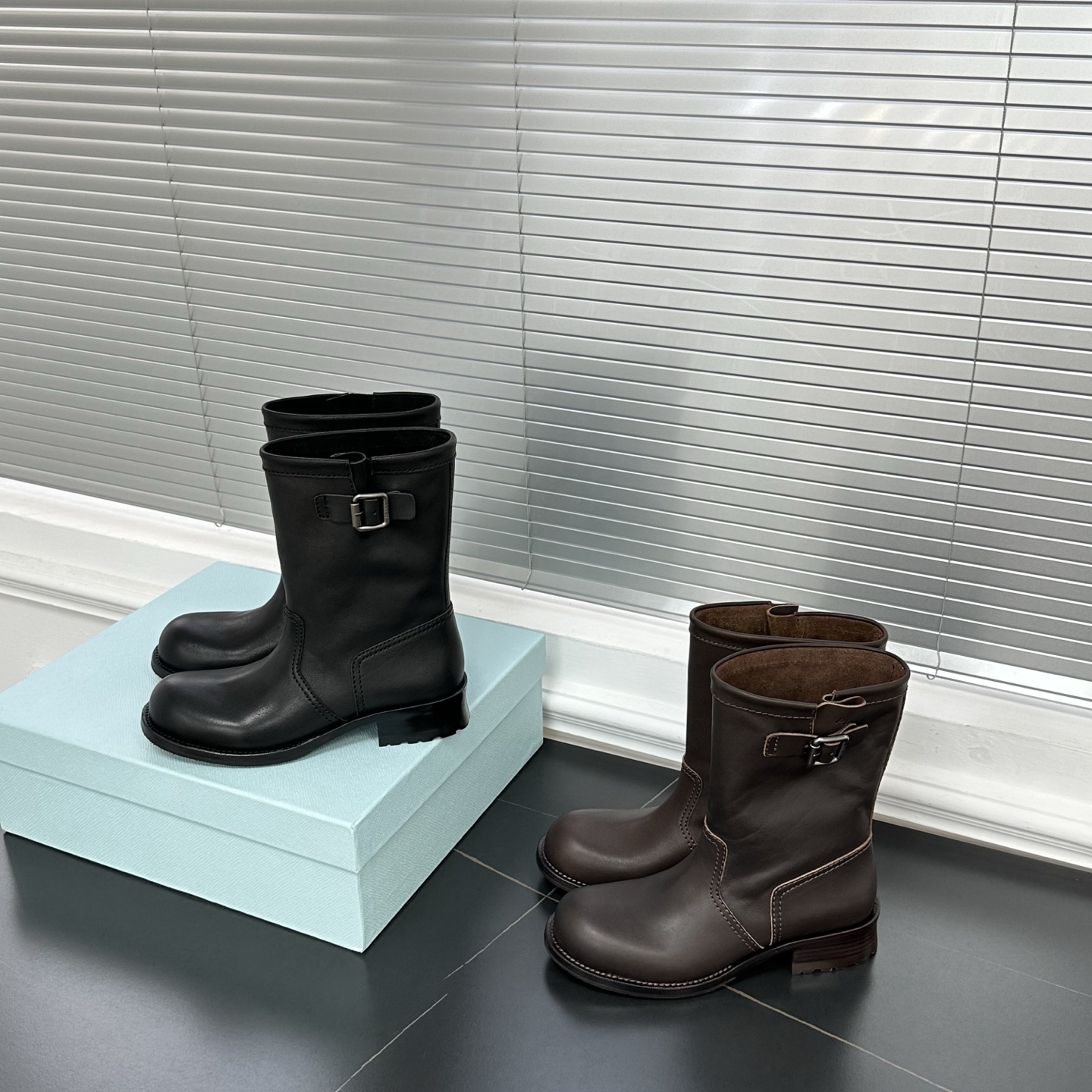 프라다 미드 카프 가죽 부츠