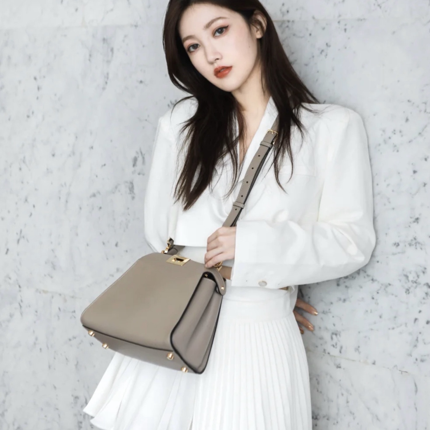 펜디 피카부 아이코닉 에센셜리 미디움