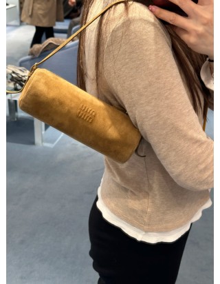 미우미우 스웨이드 파우치