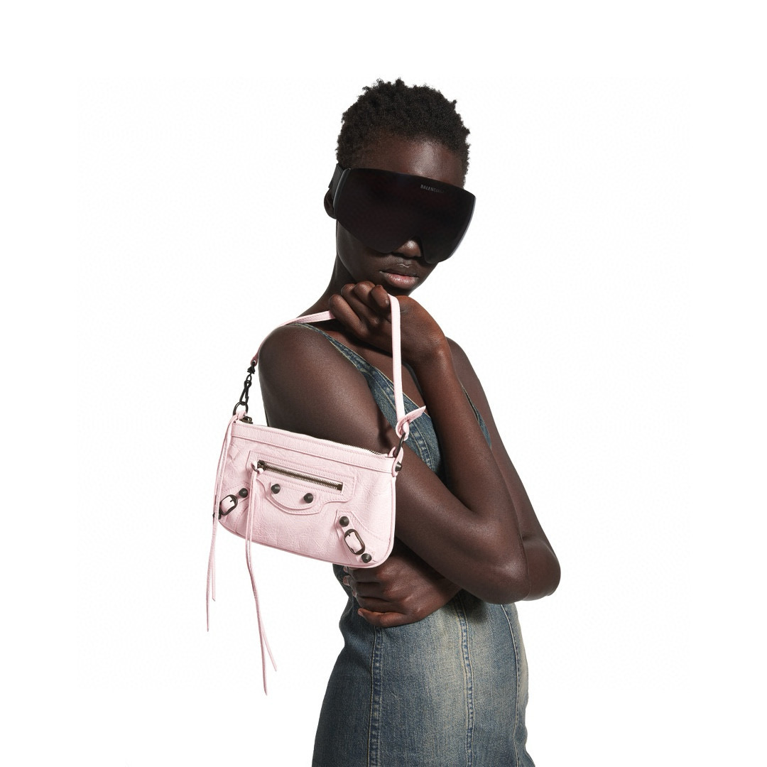 발렌시아가 르 시티 파우치 온 스트랩 백